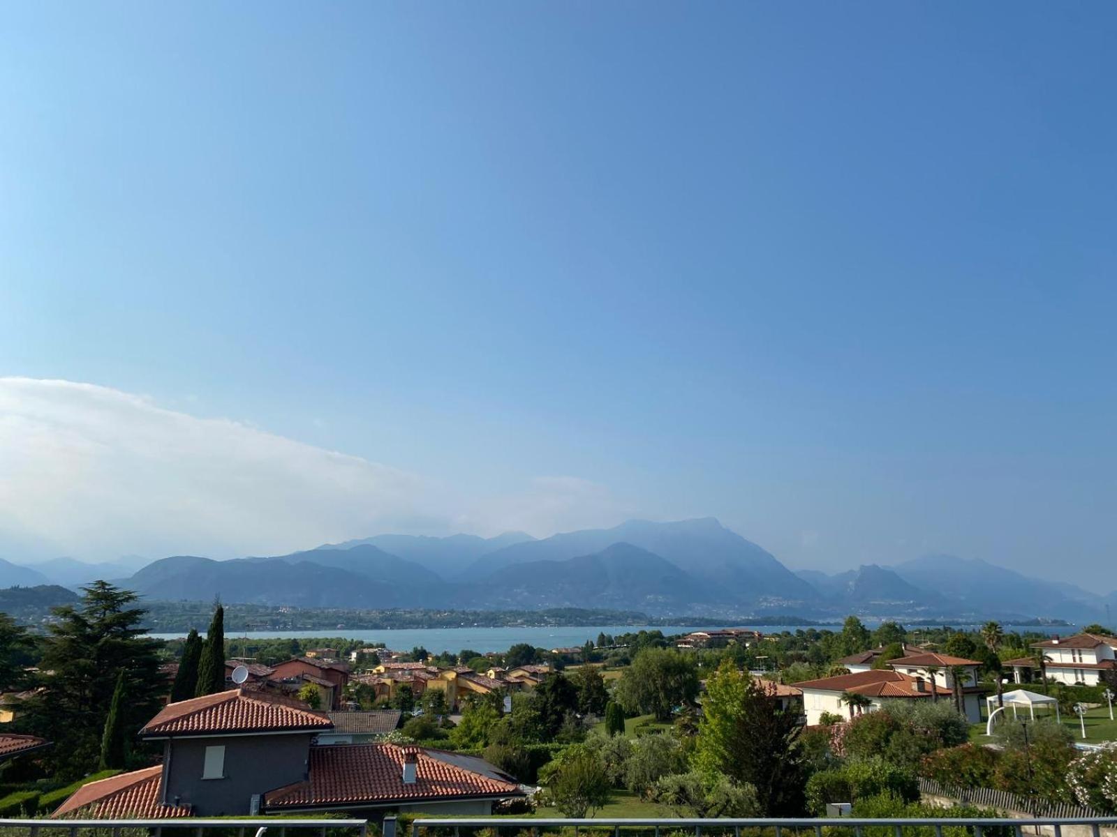 Flowers & Garden Apartment Con Vista Lago Manerba del Garda Exterior photo