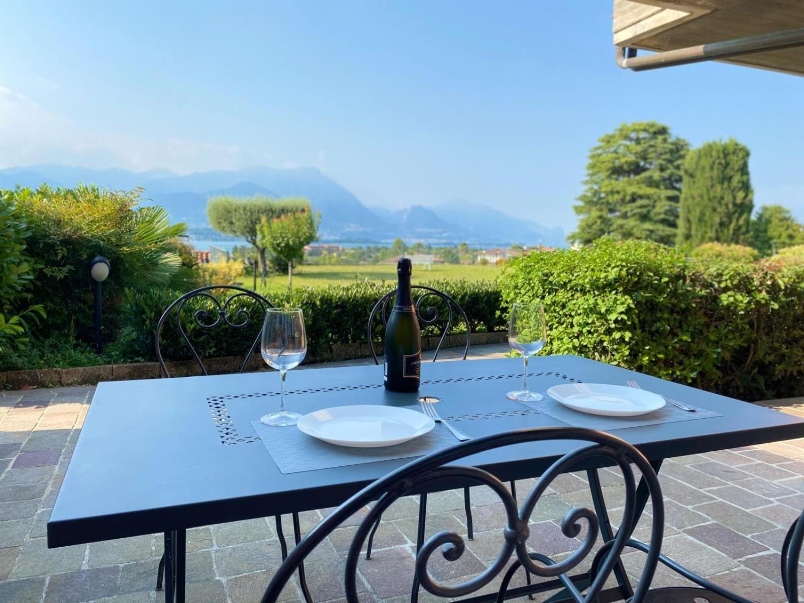 Flowers & Garden Apartment Con Vista Lago Manerba del Garda Exterior photo